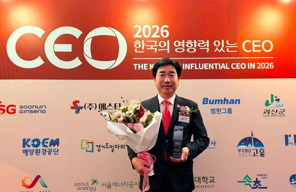 ▲김영욱 부산진구청장이 TV조선 주최 '2026 한국의 영향력 있는 CEO' 시상식에서 '행정혁신경영' 부문상을 수상했다. (사진제공=김영욱 부산진구청장 페이스북)