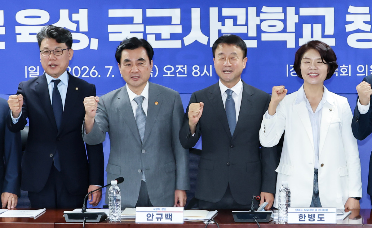 ▲더불어민주당 한병도 대표 직무대행 겸 원내대표를 비롯한 참석자들이 16일 국회 의원회관에서 열린 스마트강군 육성, 국군사관학교 창설방안 당정 협의에서 기념 촬영을 하고 있다. 오른쪽부터 더불어민주당 한정애 정책위의장, 한병도 대표 직무대행 겸 원내대표, 안규백 국방부 장관, 진성준 국회 국방위원장. (연합뉴스)
