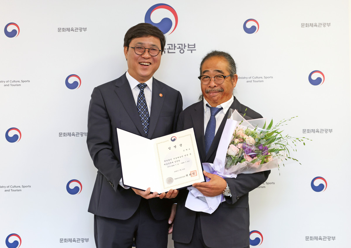 ▲최휘영 문화체육관광부 장관이 16일 서울 종로구 국립현대미술관 서울관에서 손재오 신임 서울예술단 단장 겸 예술감독에게 임명장을 수여한 뒤 기념촬영을 하고 있다. (사진제공=문체부)