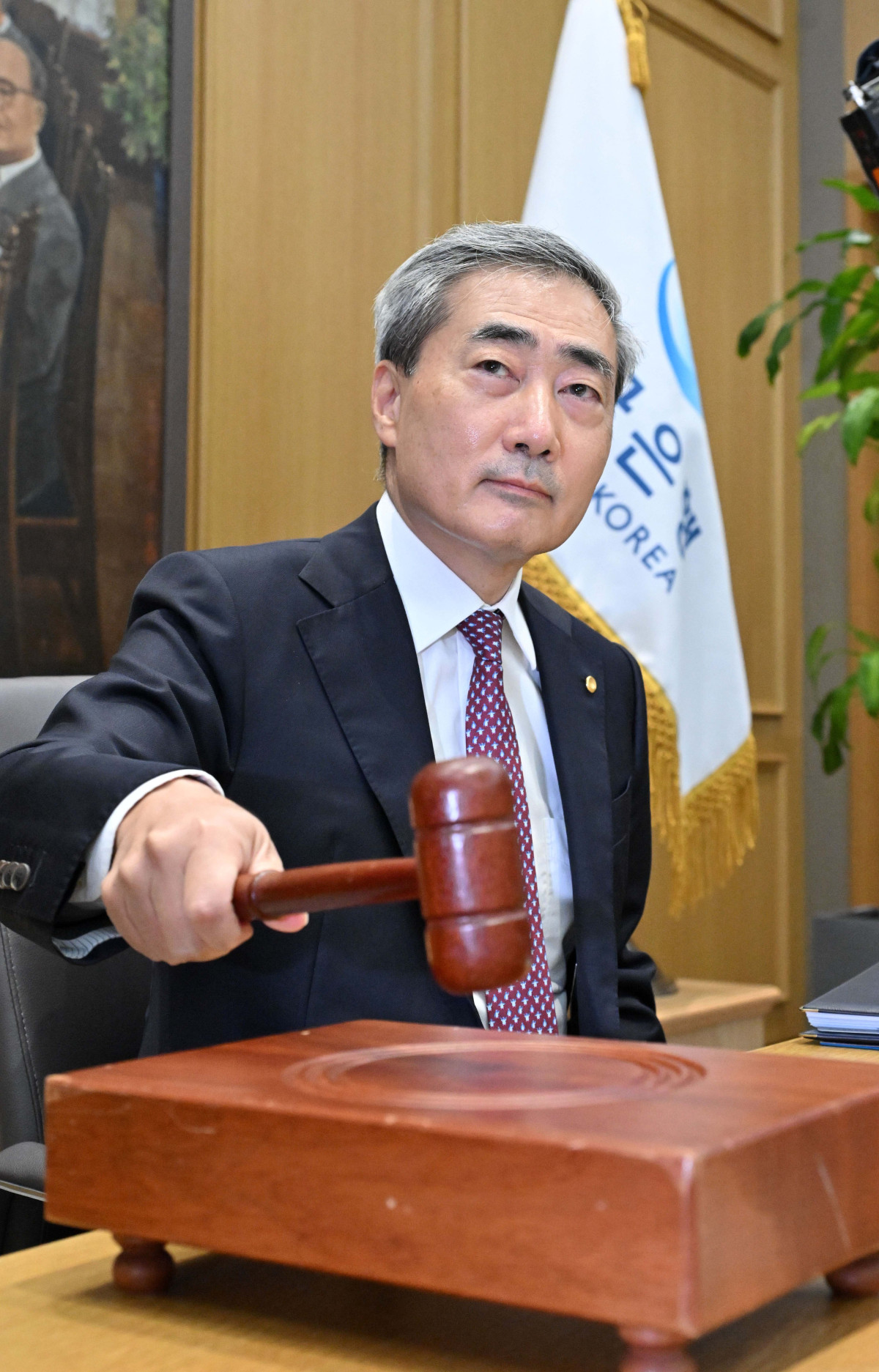 ▲신현송 한국은행 총재가 16일 오전 서울 중구 한국은행에서 열린 금융통화위원회 본회의에 참석해 의사봉을 두드리고 있다. 사진공동취재단