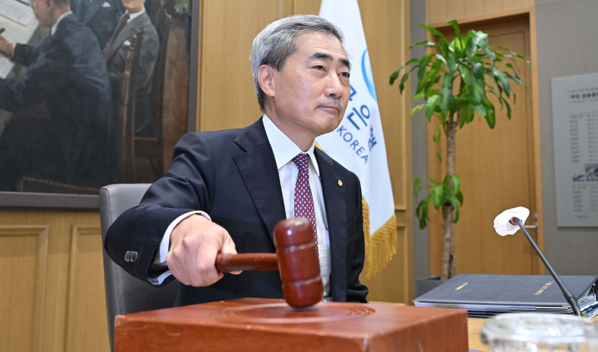 ▲신현송 한국은행 총재가 16일 오전 서울 중구 한국은행에서 열린 금융통화위원회 본회의에 참석해 의사봉을 두드리고 있다. 사진공동취재단