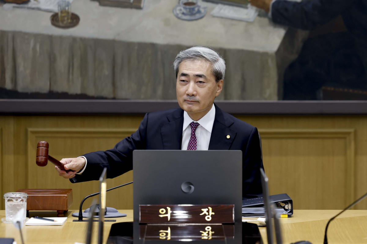 ▲신현송 한국은행 총재가 16일 오전 서울 중구 한국은행에서 열린 금융통화위원회 본회의에 참석해 의사봉을 두드리고 있다. 사진공동취재단