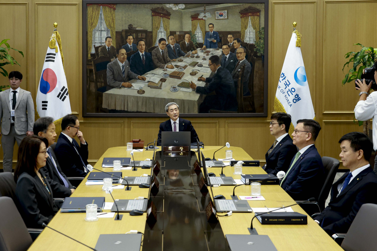▲신현송 한국은행 총재가 16일 오전 서울 중구 한국은행에서 열린 금융통화위원회 본회의를 주재하고 있다. 사진공동취재단