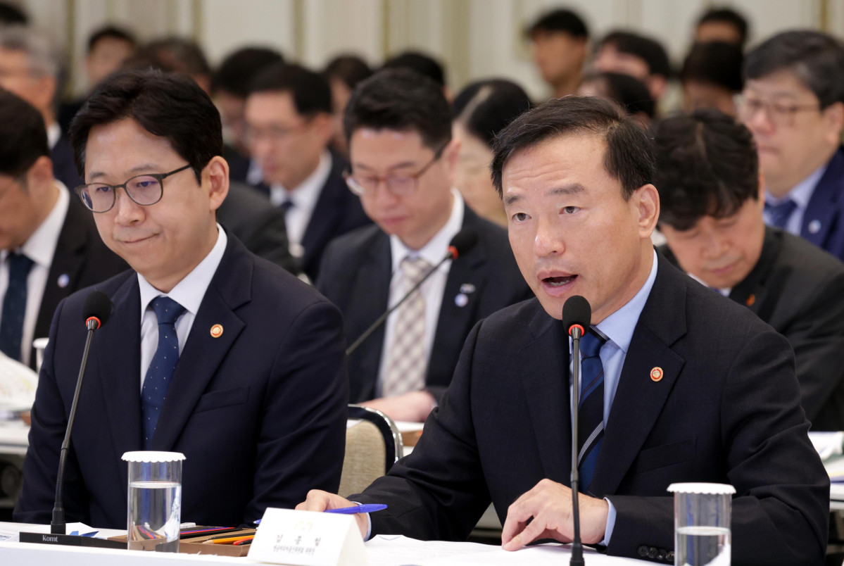 ▲김종철 방송미디어통신위원장이 16일 청와대 영빈관에서 업무보고를 하고 있다. (사진제공=연합뉴스)