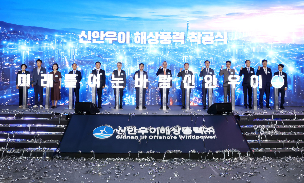 ▲신안우이 해상풍력 발전사업 착공식에서 (왼쪽 네 번째부터) 이영조 한국중부발전 사장, 이재각 진도군수, 민형배 전남광주통합특별시장, 김성환 기후에너지환경부 장관, 정인섭 한화오션 사장, 김태성 신안군수가 착공 세리머니를 진행하며 사업의 성공적인 추진을 다짐하고 있다. (한화오션)