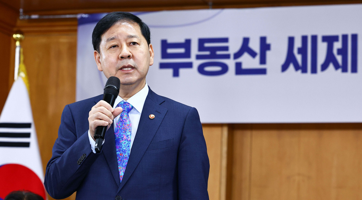 ▲구윤철 경제부총리 겸 재정경제부 장관이 16일 서울 중구 은행회관에서 열린 '부동산 세제 국민 의견 경청 토론회'에서 모두발언하고 있다. 신태현 기자 holjjak@