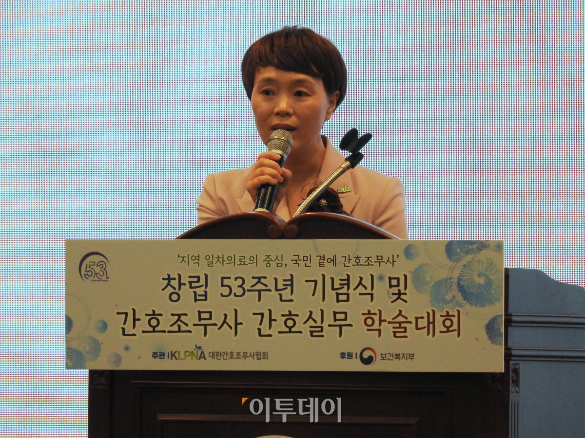 ▲곽지연 대한간호조무사협회 회장이 협회 창립 53주년 기념식에서 개회사를 하고 있다. (노상우 기자 nswreal@)