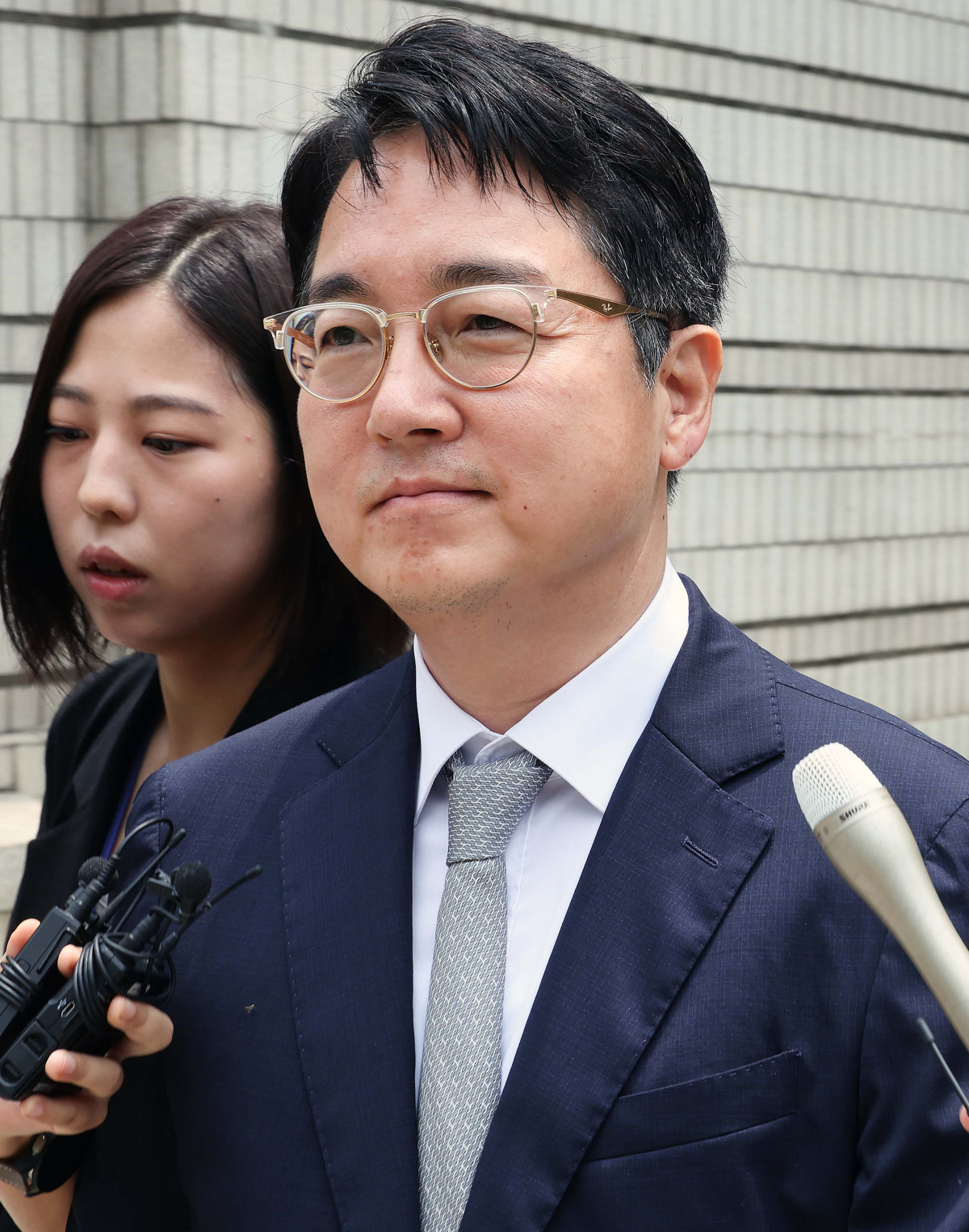 ▲16일 서울 서초구 서울중앙지법에서 심우정 전 검찰총장이 구속 전 피의자심문(영장실질심사)을 마치고 법원을 나서고 있다. 사진공동취재단