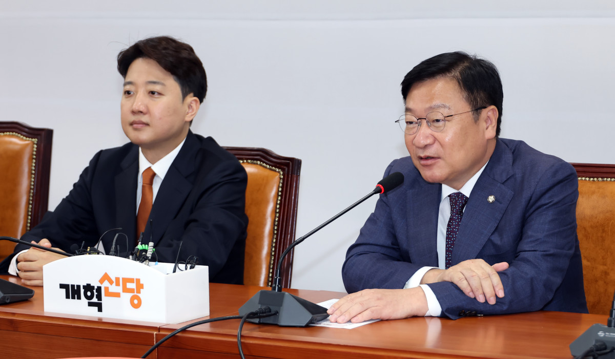 ▲국민의힘 정점식 신임 원내대표(오른쪽)가 15일 국회에서 취임 인사차 개혁신당을 방문, 발언하고 있다. (연합뉴스)