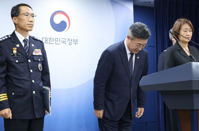 ▲윤호중 행정안전부 장관이 16일 서울 종로구 정부서울청사에서 열린 경찰 수사 내부비리 근절 및 민주적 통제 강화 관련 대국민 담화문 발표에 앞서 인사하고 있다. (연합뉴스)
