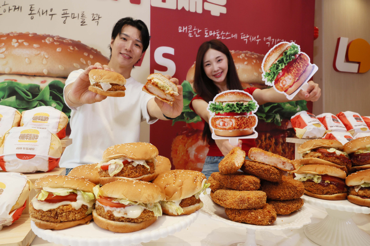 ▲롯데GRS의 버거 프랜차이즈 롯데리아가 16일 서울 서대문구 롯데리아 서대문역점에서 두툼한 새우 패티를 활용한 ‘리아 두툼새우’ 2종 출시행사를 갖고 있다. 이번에 새롭게 출시된 리아 두툼새우, 리아 두툼새우 스파이시토마토는 롯데리아의 대표 스테디셀러인 ‘리아 새우’를 더욱 두툼하고 든든하게 즐길 수 있도록 패티의 볼륨감을 키우고 원재료의 풍미를 극대화한 것이 특징이다. 신태현 기자 holjjak@