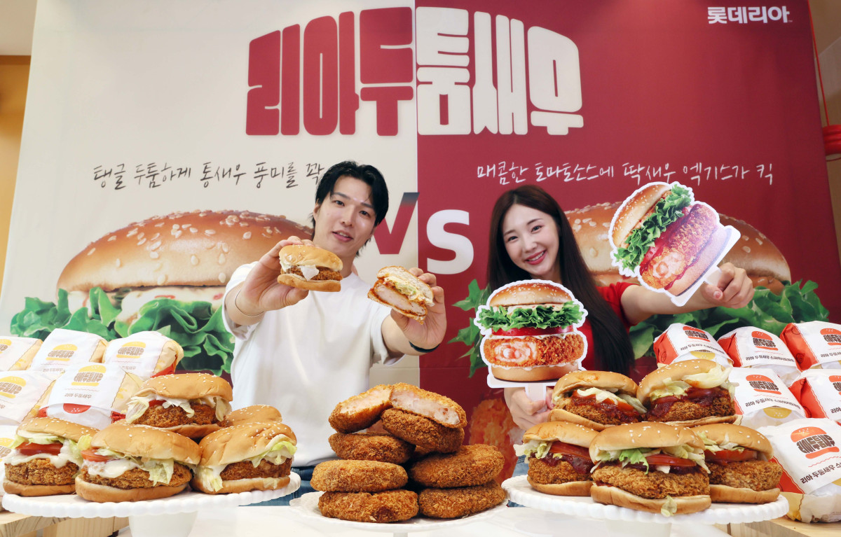 ▲롯데GRS의 버거 프랜차이즈 롯데리아가 16일 서울 서대문구 롯데리아 서대문역점에서 두툼한 새우 패티를 활용한 ‘리아 두툼새우’ 2종 출시행사를 갖고 있다. 이번에 새롭게 출시된 리아 두툼새우, 리아 두툼새우 스파이시토마토는 롯데리아의 대표 스테디셀러인 ‘리아 새우’를 더욱 두툼하고 든든하게 즐길 수 있도록 패티의 볼륨감을 키우고 원재료의 풍미를 극대화한 것이 특징이다. 신태현 기자 holjjak@