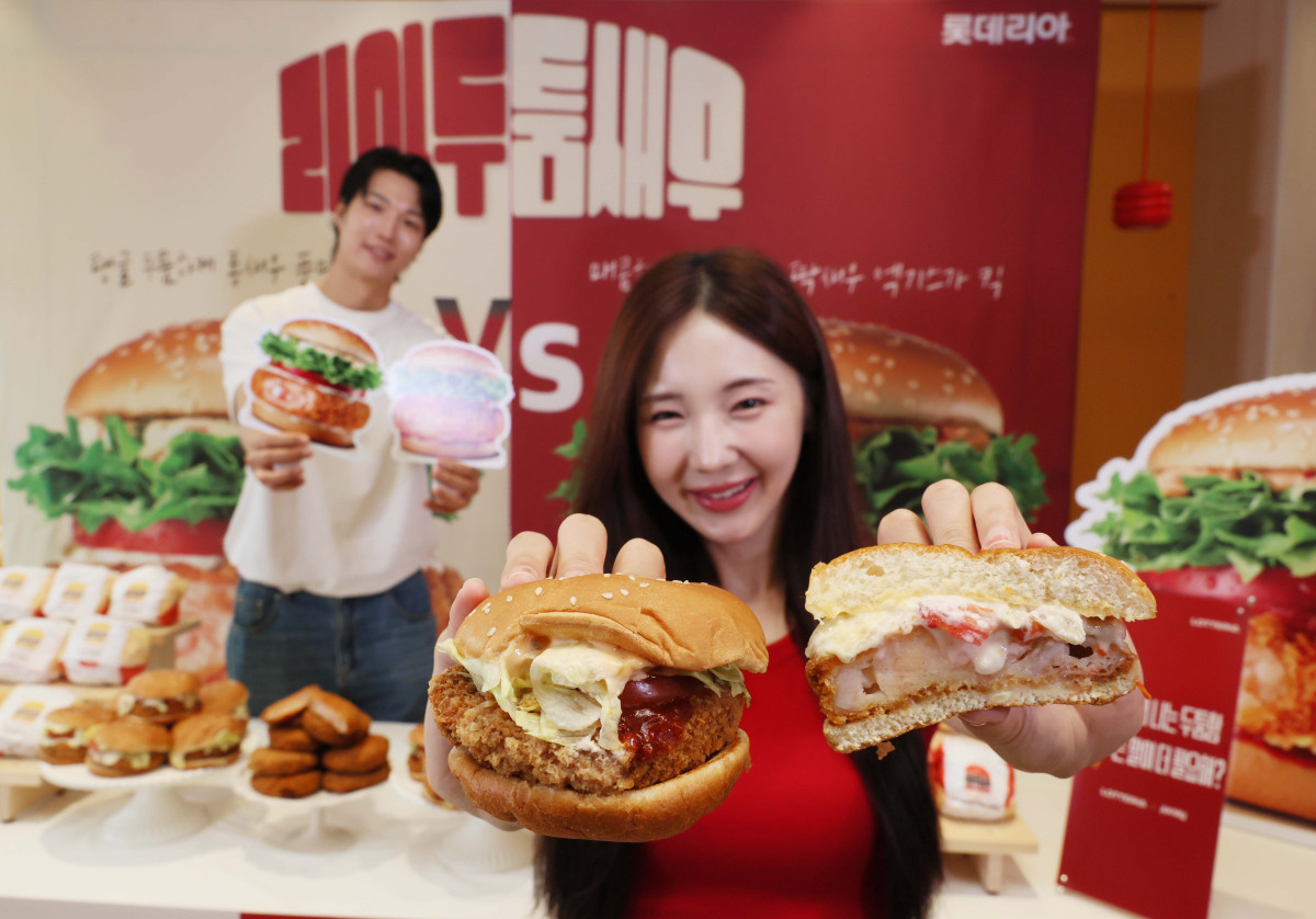 ▲롯데GRS의 버거 프랜차이즈 롯데리아가 16일 서울 서대문구 롯데리아 서대문역점에서 두툼한 새우 패티를 활용한 ‘리아 두툼새우’ 2종 출시행사를 갖고 있다. 이번에 새롭게 출시된 리아 두툼새우, 리아 두툼새우 스파이시토마토는 롯데리아의 대표 스테디셀러인 ‘리아 새우’를 더욱 두툼하고 든든하게 즐길 수 있도록 패티의 볼륨감을 키우고 원재료의 풍미를 극대화한 것이 특징이다. 신태현 기자 holjjak@
