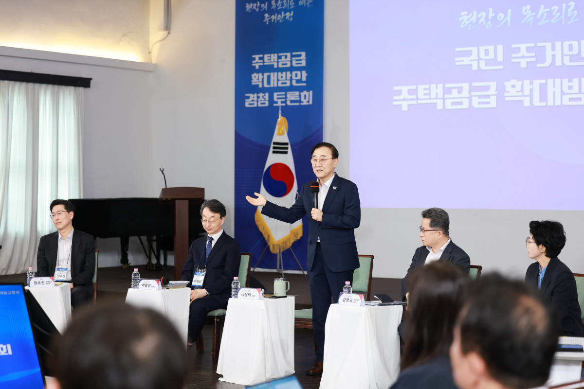 ▲김윤덕 국토교통부 장관이 14일 서울 중구 정동 1928 아트센터에서 열린 국민 주거 안정을 위한 주택공급 확대 방안 경청 토론회에서 발언하고 있다. (사진제공=연합뉴스)