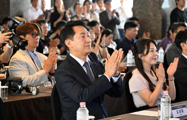 ▲오세훈 서울시장이 16일 중구 플라자호텔에서 열린 '2026 서울테크서밋 포럼'에서 개회를 축하하고 있다. (사진제공=서울시)