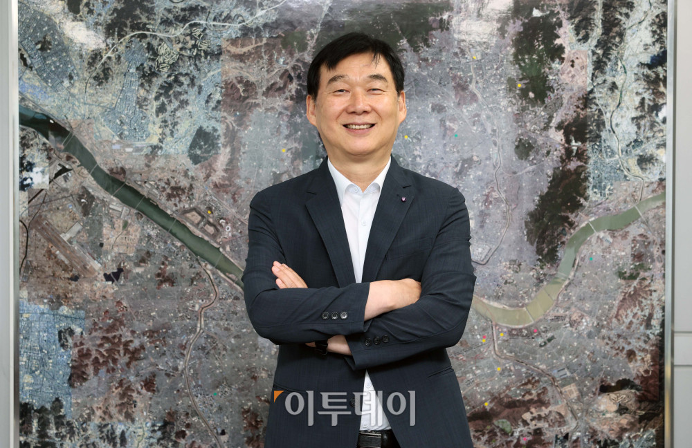 ▲서울시 제5대 서울총괄건축가로 위촉된 이창무 한양대 도시공학과 교수가 15일 서울시청사에서 이투데이와 인터뷰에 앞서 포즈를 취하고 있다. 신태현 기자 holjjak@ (이투데이DB)