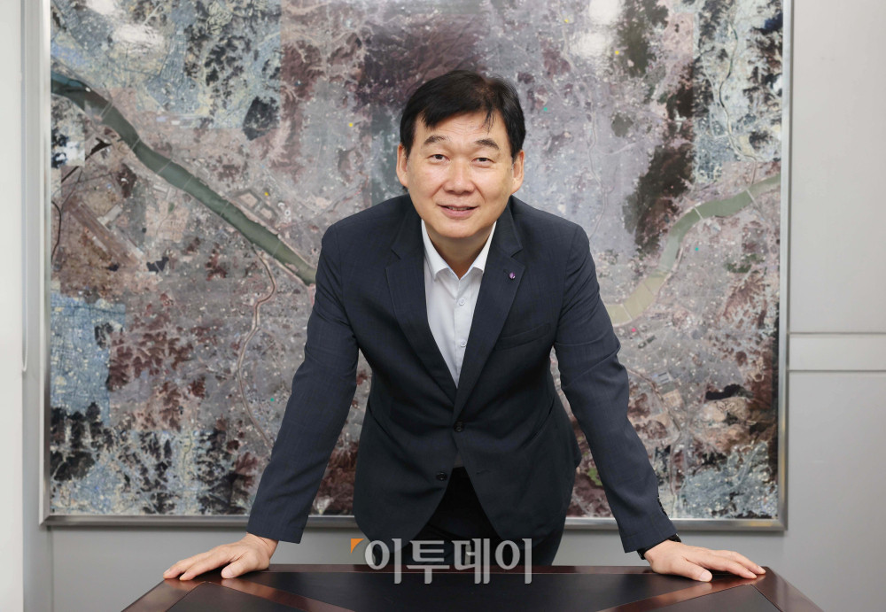 ▲서울시 제5대 서울총괄건축가로 위촉된 이창무 한양대 도시공학과 교수가 15일 서울시청사에서 이투데이와 인터뷰에 앞서 포즈를 취하고 있다. 신태현 기자 holjjak@ (이투데이DB)
