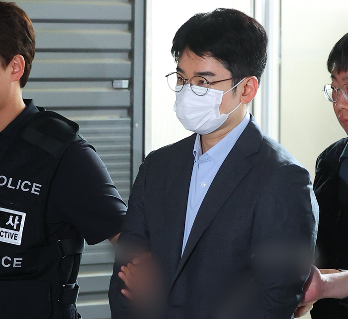 ▲피습 자작극 협의를 받는 정이한 전 개혁신당 부산시장 후보가 16일 부산 동래경찰서에서 검찰로 송치되고 있다. (연합뉴스)
