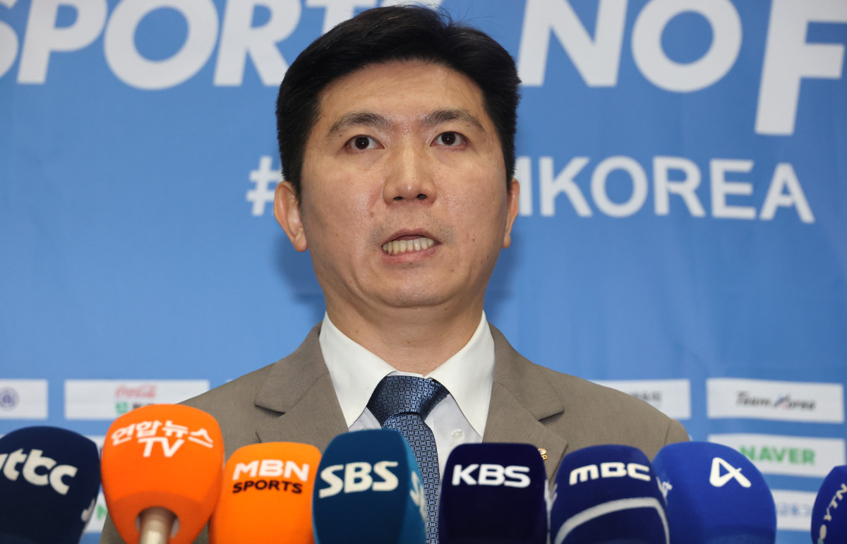 ▲유승민 대한체육회 회장이 16일 서울 송파구 올림픽파크텔에서 열린 2026 대한체육회 임시대의원총회를 마치고 기자의 질문에 답하고 있다. (연합뉴스)