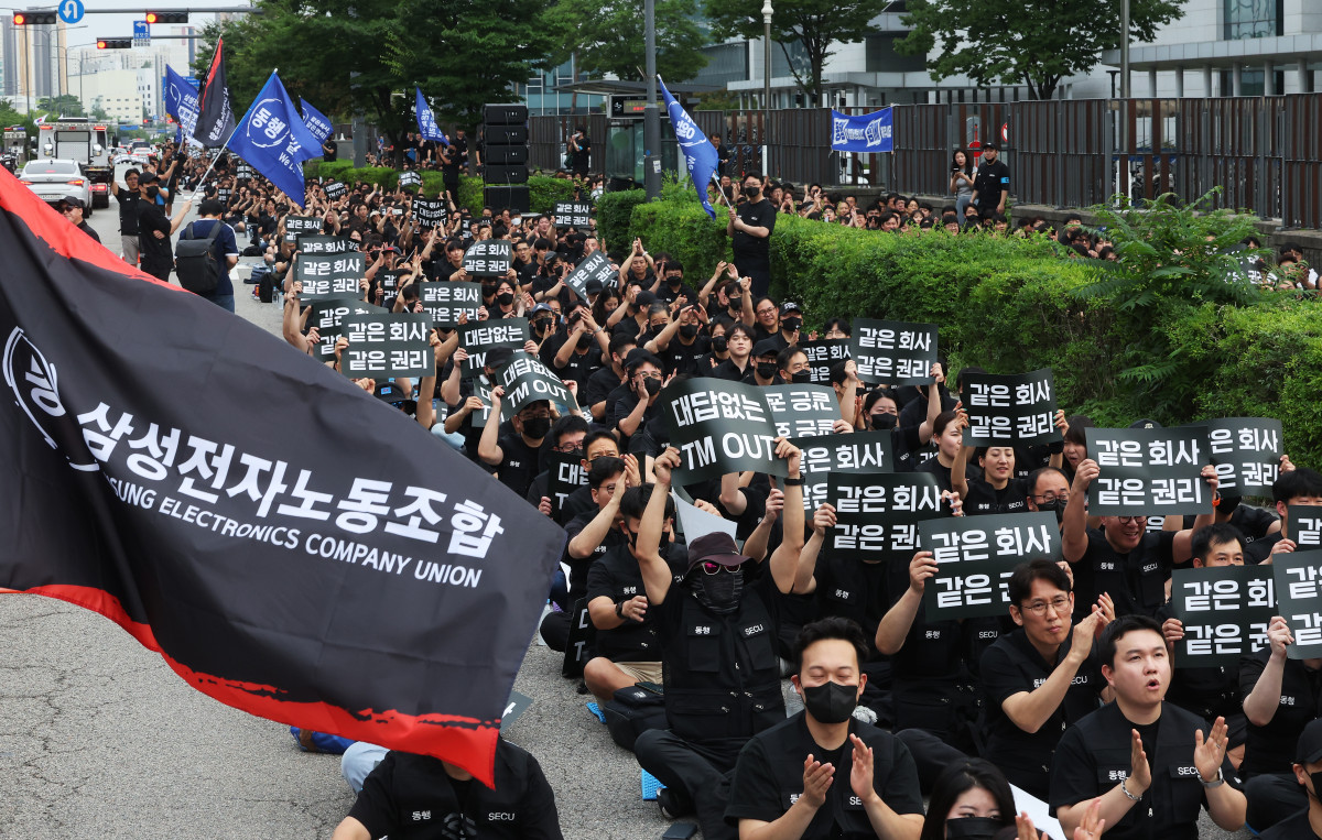 ▲16일 경기도 수원시 영통구 삼성전자 수원사업장 앞에서 삼성전자노동조합 동행(동행노조) 조합원들이 성과급 격차 등에 반발하며 구호를 외치고 있다. (연합뉴스)