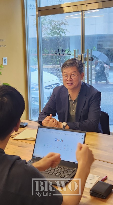 ▲이기일 서울시립대 도시보건대학원 원장이 이달 15일 서울 강북구에 있는 '건강의집의원'에서 홍종원 원장과 대담을 나누고 있는 모습. 서지희 기자 jhsseo@
