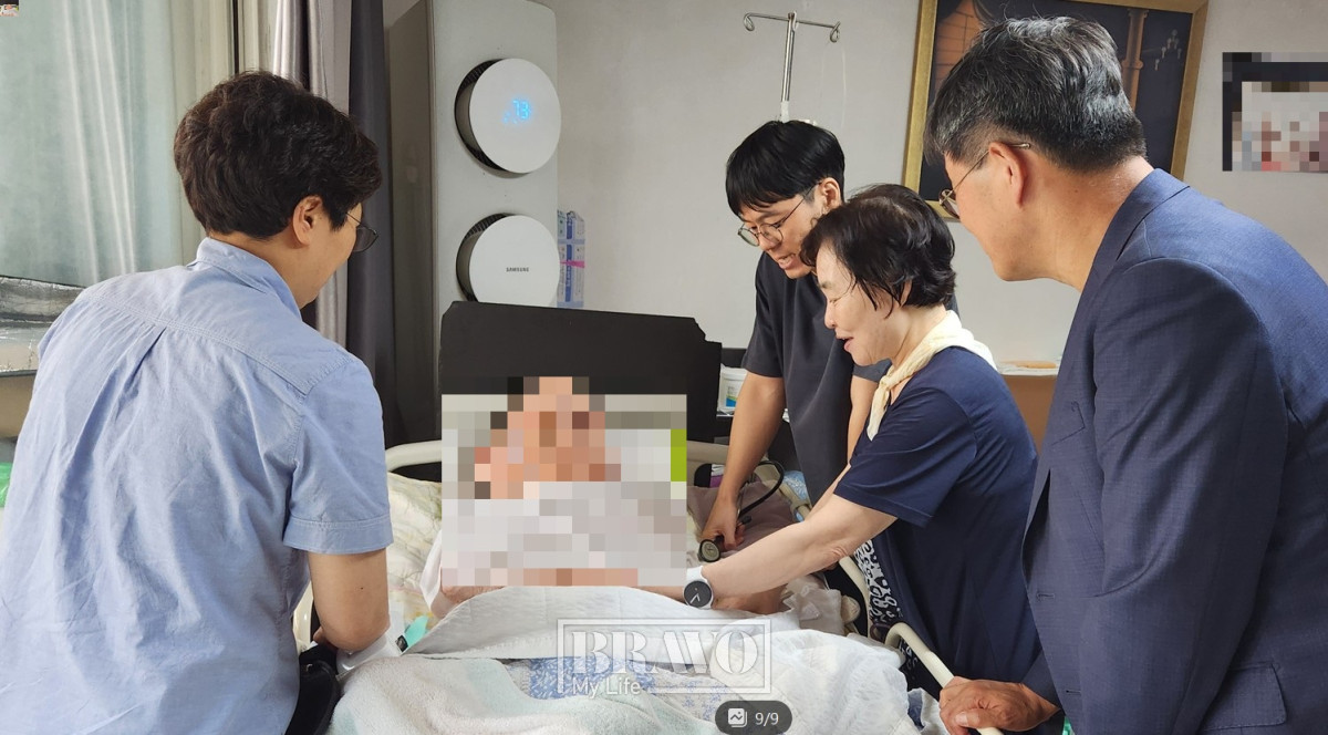 ▲서울 노원구에 있는 환자를 찾아 방문진료를 하고 있는 모습. 서지희 기자 jhsseo@
