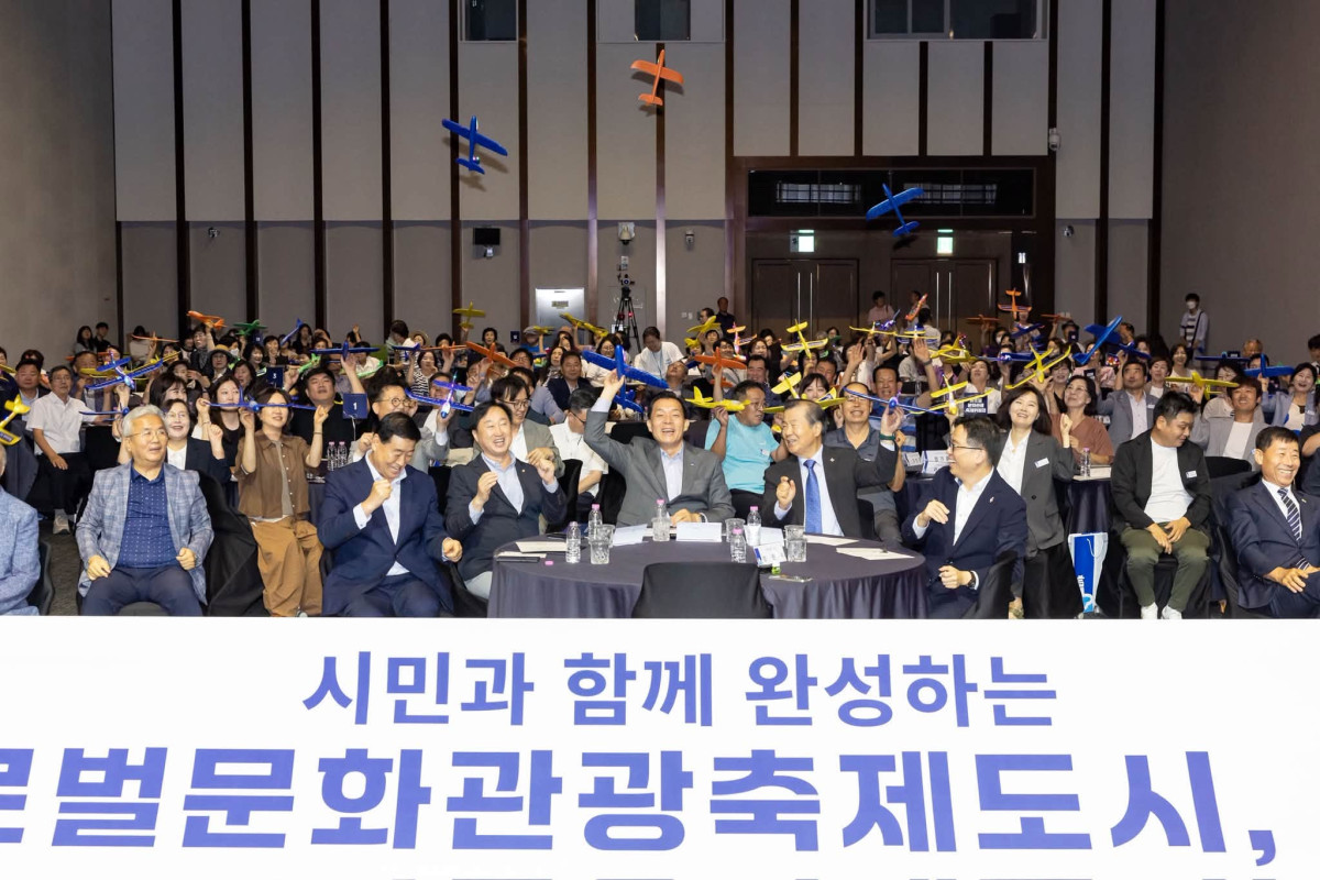 ▲이재준 수원특례시장이 수원컨벤션센터에서 열린 '글로벌문화관광축제위원회 발대식' 토크콘서트에서 글로벌 축제 도시 수원의 비전을 설명하고 있다. 이날 참석자들은 종이비행기를 날리는 퍼포먼스로 위원회 출범을 축하했다. (이재준 수원특례시장 페이스북)