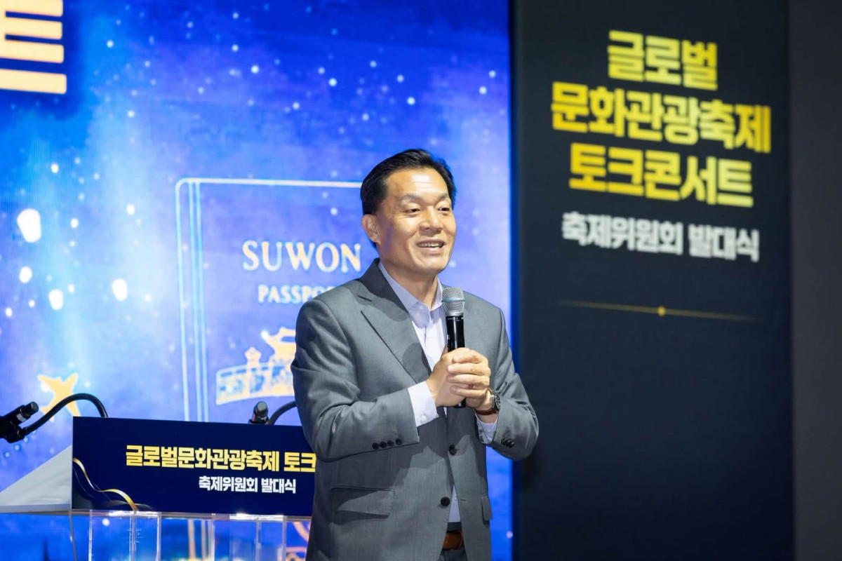 ▲이재준 수원특례시장이 수원컨벤션센터에서 열린 '글로벌문화관광축제위원회 발대식' 토크콘서트에서 글로벌 축제 도시 수원의 비전을 설명하고 있다. 이날 참석자들은 종이비행기를 날리는 퍼포먼스로 위원회 출범을 축하했다. (이재준 수원특례시장 페이스북)
