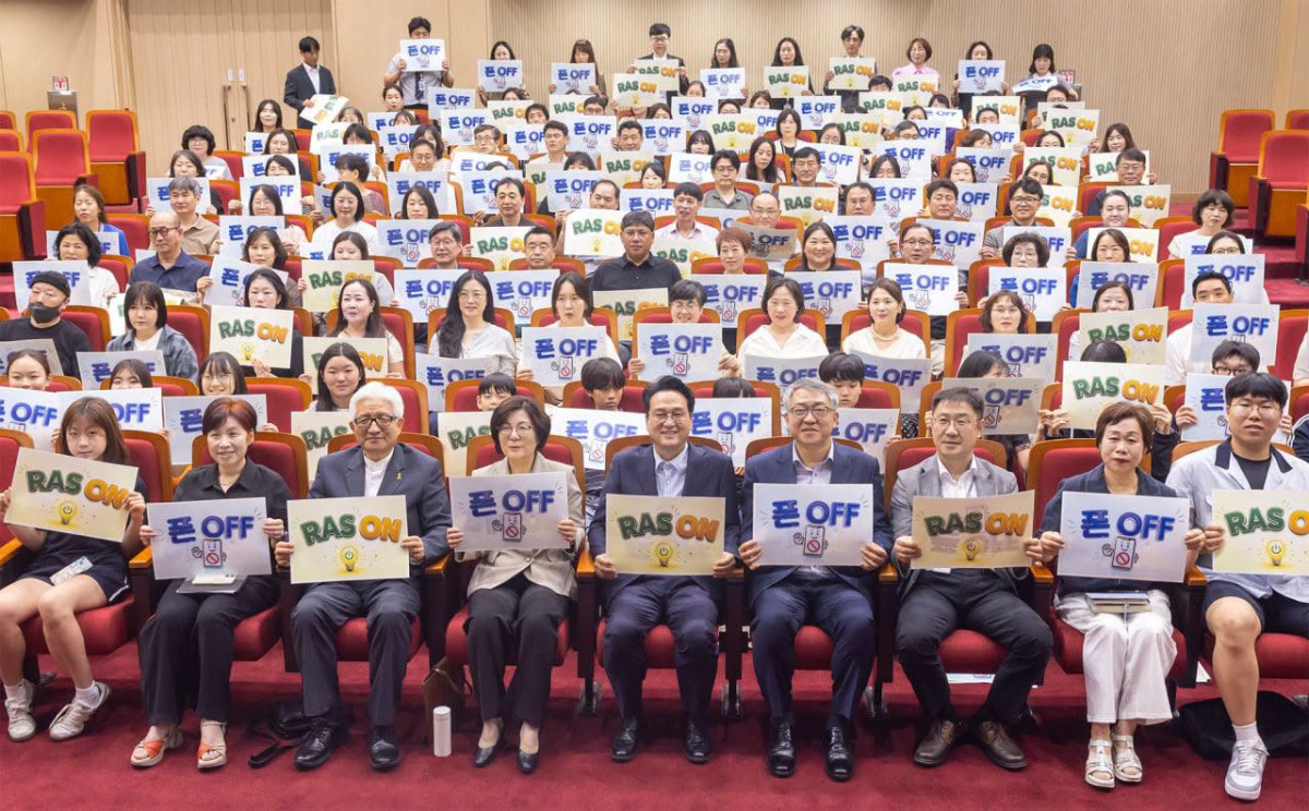 ▲안민석 경기도교육감이 평택 청담고등학교 교문 앞에서 '폰 프리 스쿨' 캠페인에 나선 학생자치회 학생들과 함께 '휴대전화는 끄고, RAS 제대로!' 홍보물을 들어 보이고 있다. 
안 교육감은 이날 청담고 현장 점검에 이어 안성시 평생학습관에서 정책설명회를 열고 폰 프리 스쿨과 RAS 교육의 취지를 설명했다. (안민석 경기도교육감 페이스북)