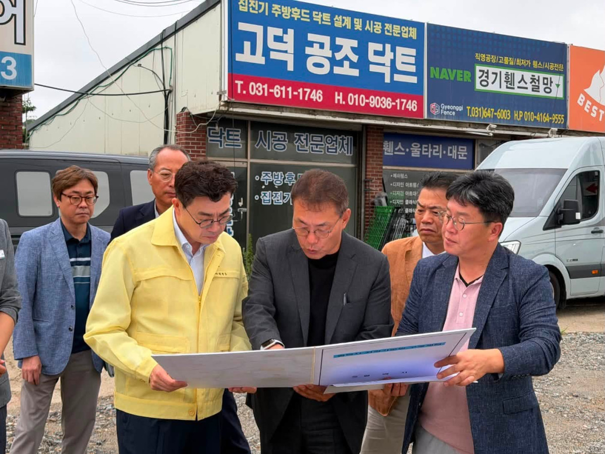 ▲최원용 평택시장이 15일 아침 출근 시간대 '평택 30분 생활권 T/F' 담당 직원들과 함께 상습 정체 구간인 고덕동 국도 45호선 삼성전자 진입로 일대에서 도면을 살피며 교통 개선 대책을 논의하고 있다. 최 시장은 이날 용이동 안성IC 주변, 태평아파트 주변, 동삭사거리, 칠원교차로 등 4개 구간을 잇달아 점검했다. (최원용 평택시장 페이스북)