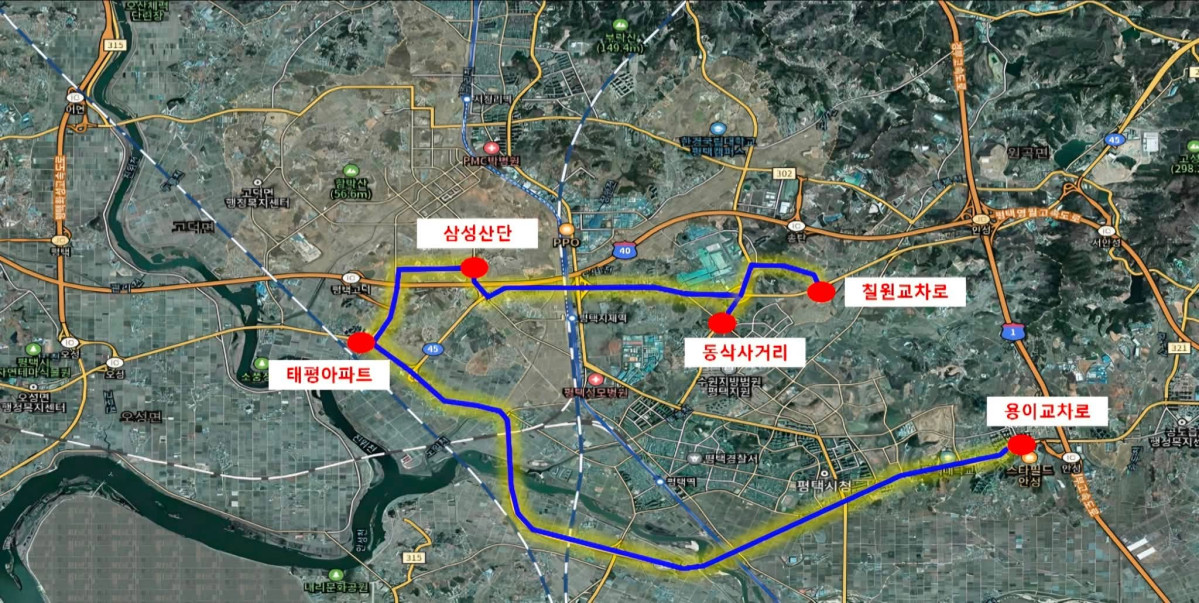▲최원용 평택시장이 15일 아침 출근 시간대 '평택 30분 생활권 T/F' 담당 직원들과 함께 상습 정체 구간인 고덕동 국도 45호선 삼성전자 진입로 일대에서 도면을 살피며 교통 개선 대책을 논의하고 있다. 최 시장은 이날 용이동 안성IC 주변, 태평아파트 주변, 동삭사거리, 칠원교차로 등 4개 구간을 잇달아 점검했다. (최원용 평택시장 페이스북)