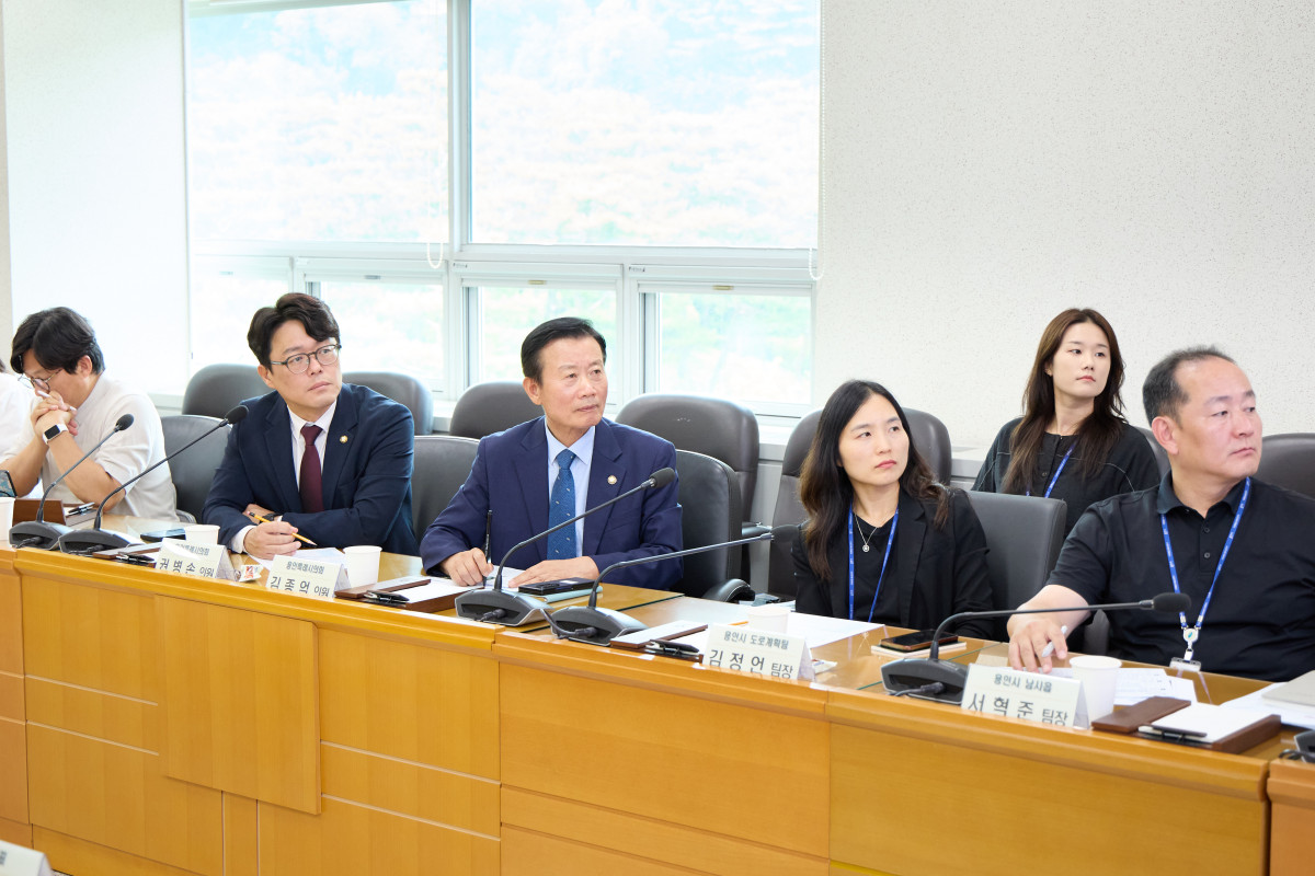 ▲김종억, 권병손용인특례시의회 의원이 16일 의회 대회의실에서 열린 '농어촌도로 남사읍 삼인선 개설공사' 공동 주민간담회에서 주민과 용인시 관계 공무원들의 의견을 듣고 있다. 
두 의원이 제10대 의회 입성 후 여야 협력으로 함께 개최한 첫 주민간담회다. (권병손 의원실)