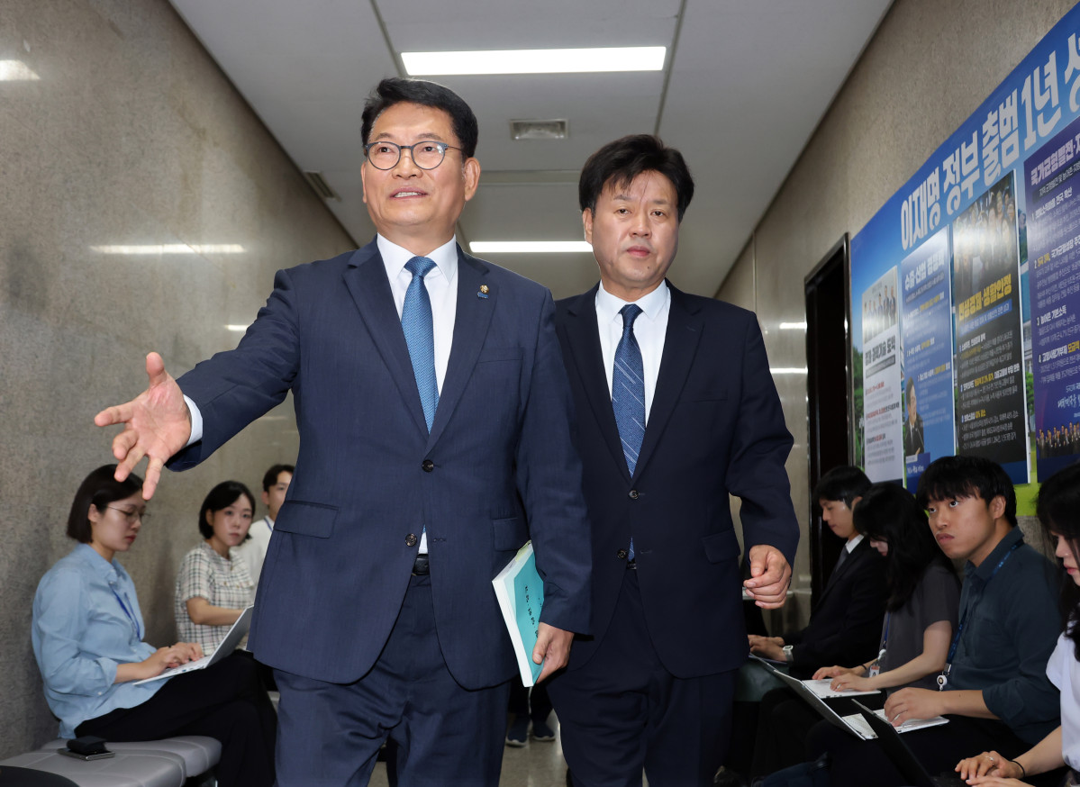 ▲더불어민주당 8·17 전당대회에 당 대표 후보로 등록한 송영길 의원(왼쪽)과 최고위원 후보로 등록한 김용 전 민주연구원 부원장이 17일 국회에서 자신들의 후보 자격 논란과 관련해 열린 비공개 최고위원회의에 입장하고 있다. 송 의원은 '복당 6개월 미만'이, 김 전 부원장은 '당비 미납'이 쟁점이 됐다. 2026.7.17 (사진=연합뉴스)