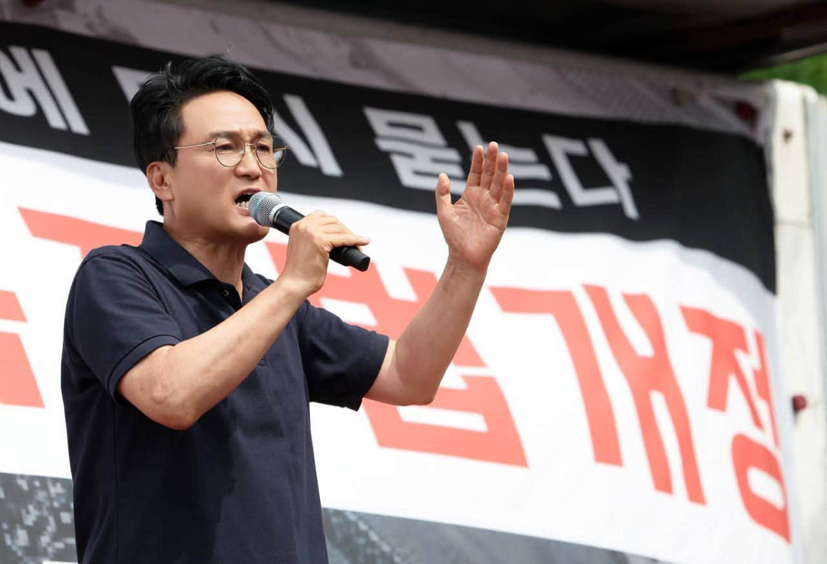 ▲안민석 경기도교육감이 제헌절인 17일 아동복지법 개정을 촉구하는 교사 집회에 참석해 '아동복지법 즉각 개정' 피켓을 들고 교사들과 함께 구호를 외치고 있다.
안 교육감은 이날 무대 발언을 통해 아동복지법·아동학대처벌법·교원지위법 개정을 위해 국회와 정부를 설득하겠다고 약속했다. (안민석 경기도교육감 페이스북)