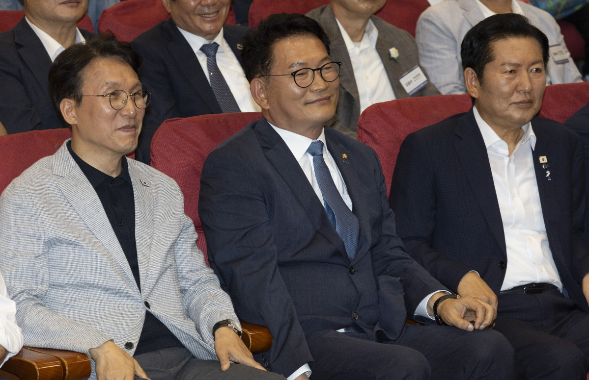 ▲12일 국회 의원회관에서 열린 전국자치분권민주지도자회의(KLDC)에 더불어민주당 당 대표 후보 주자들이 나란히 앉아 있다. 왼쪽부터 김민석 전 국무총리, 송영길 의원, 정청래 전 대표. (연합뉴스)