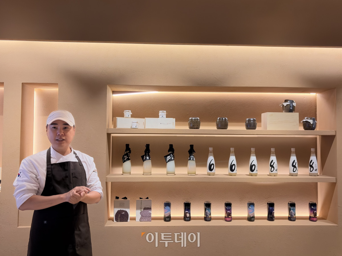 ▲교촌에프앤비 오산교육원 내 브랜드 전시관을 소개하는 도민수 교촌에프앤비 마케팅본부 1991스쿨팀장. (황민주 기자 minchu@)