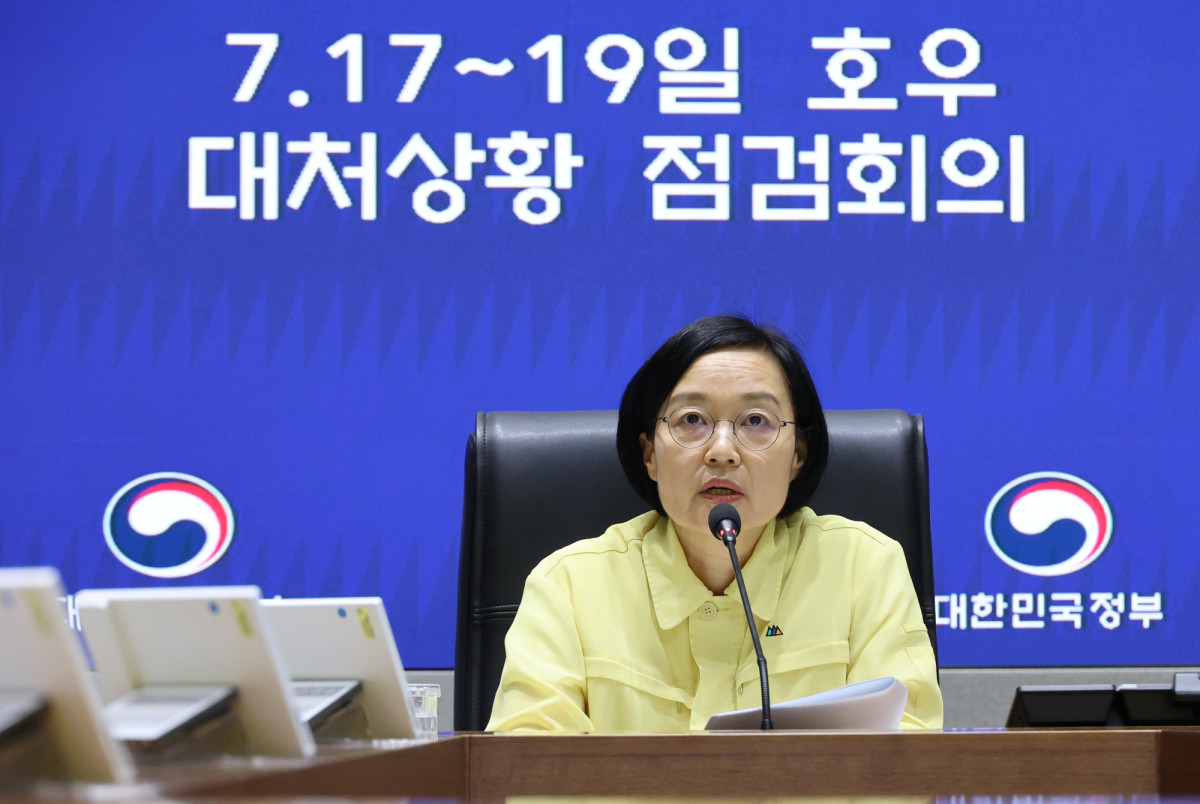 ▲한성숙 국무총리가 18일 서울 종로구 정부서울청사 중앙재난안전상황실 서울상황센터에서 열린 호우 대처사항 점검회의에서 발언하고 있다. (연합뉴스)