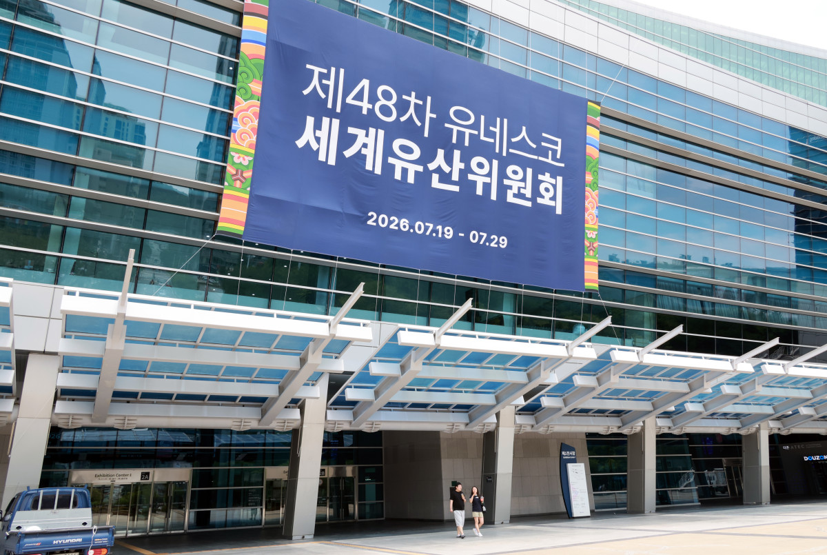 ▲19일부터 부산 해운대구 벡스코에서 열리는 제48차 유네스코 세계유산위원회를 앞두고 16일 관계자들이 행사장 외벽에 대형 현수막을 설치하는 등 막바지 준비 작업을 하고 있다. (연합뉴스)