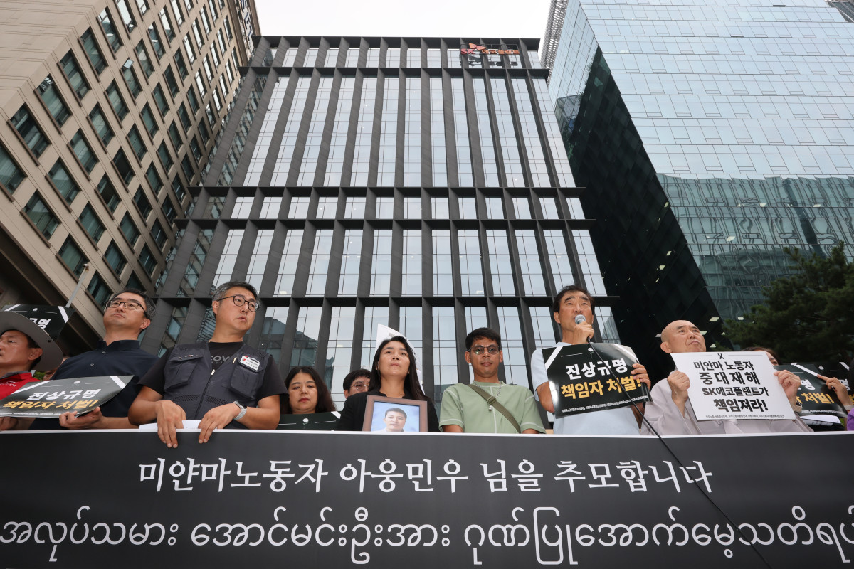 ▲최근 KTX 선로 신설 공사 현장에서 사망한 미얀마 근로자 유족 및 민주노총 세종충남지역본부 소속회원들이 16일 서울 종로구 SK에코플랜트 본사 앞에서 교섭요구안 및 유족 입장 관련 기자회견을 하고 있다. (사진제공=연합뉴스)