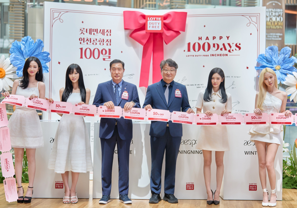 ▲롯데면세점이 인천공항점 오픈 100일을 맞아 기념 행사를 진행했다. 사진은 16일 김동하(왼쪽 세 번째) 롯데면세점 대표이사, 김창규(오른쪽 세 번째) 인천국제공항공사 운영본부장, 롯데면세점 모델 에스파(aespa)가 기념 리본 커팅식을 진행 중인 모습. (사진제공 롯데면세점)