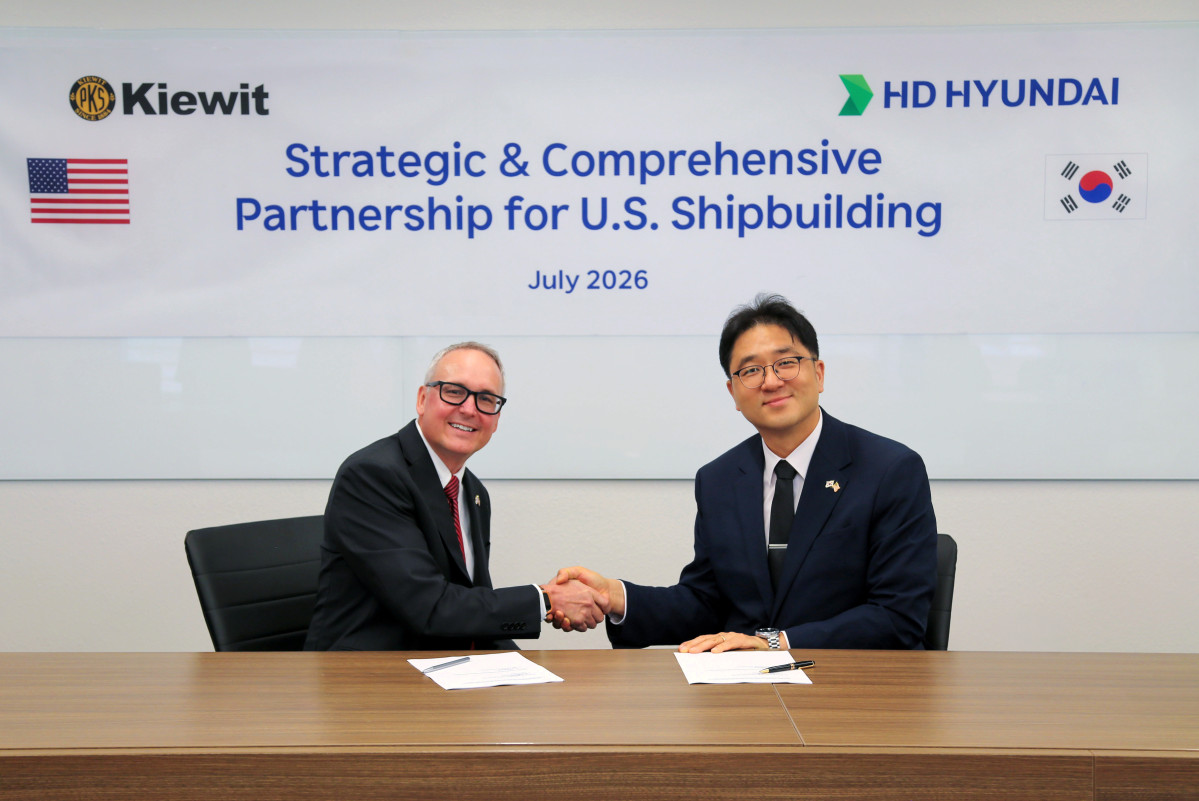 ▲HD현대가 미국 종합 EPC 기업 키윗(Kiewit)과 ‘조선 사업 협력을 위한 전략적 파트너십’을 체결했다. 왼쪽부터 채드 존슨 키윗오프쇼어 최고경영자(CEO), 최한내 HD한국조선해양 기획부문장. (사진제공=HD현대)