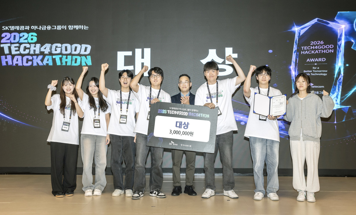 ▲해커톤에서 대상을 차지한 ‘T1’ 팀과 엄종환 SKT 지속가능경영실장(사진 오른쪽 네 번째)이 시상식 후 기념 촬영을 하는 모습 (사진제공=SKT)