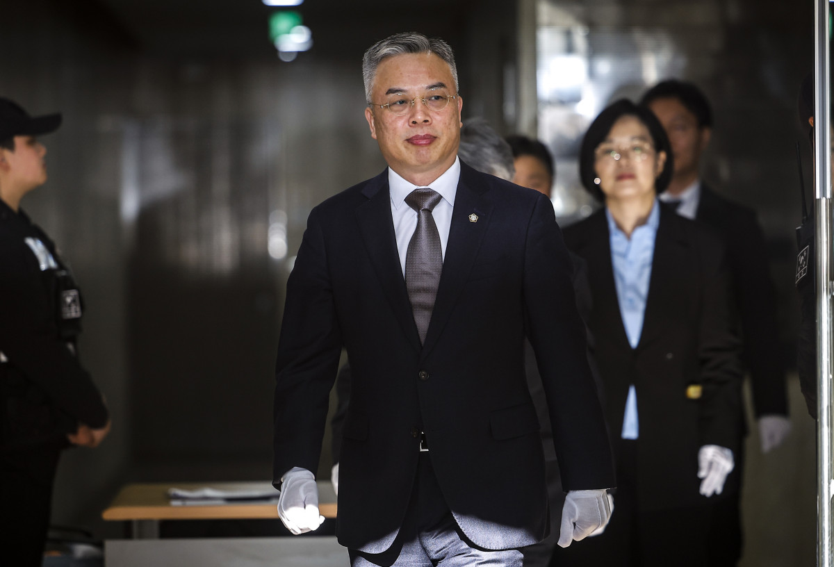▲권창영 2차 종합특검팀 특별검사를 비롯한 특검보들이 2월 25일 경기 과천시 2차 종합특검팀 사무실 앞에서 열린 현판식에 참석하고 있다. (뉴시스)