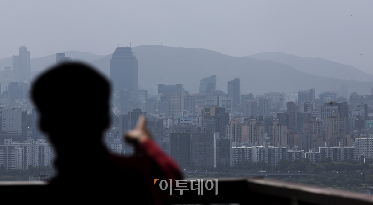 ▲정부가 이르면 이달 말 보유세 인상을 골자로 한 세제개편안을 준비중인 가운데 19일 서울 남산에서 바라본 강남 일대 아파트 단지 모습. 정부는 오는 23일 이재명 대통령 주재로 부동산 종합토론회를 열고 주택공급, 금융정책, 세제 등 국민 의견을 수렴해 정책 방향을 논의할 예정이다. 고성준 기자 joonko1@
