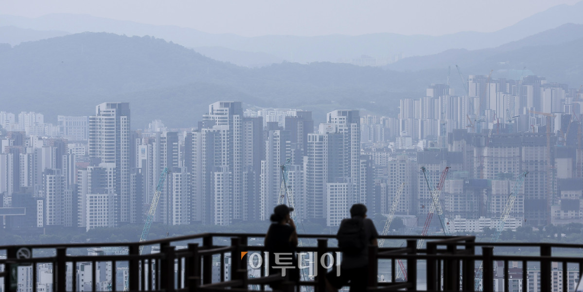▲정부가 이르면 이달 말 보유세 인상을 골자로 한 세제개편안을 준비중인 가운데 19일 서울 남산에서 바라본 강남 일대 아파트 단지 모습. 정부는 오는 23일 이재명 대통령 주재로 부동산 종합토론회를 열고 주택공급, 금융정책, 세제 등 국민 의견을 수렴해 정책 방향을 논의할 예정이다. 고성준 기자 joonko1@