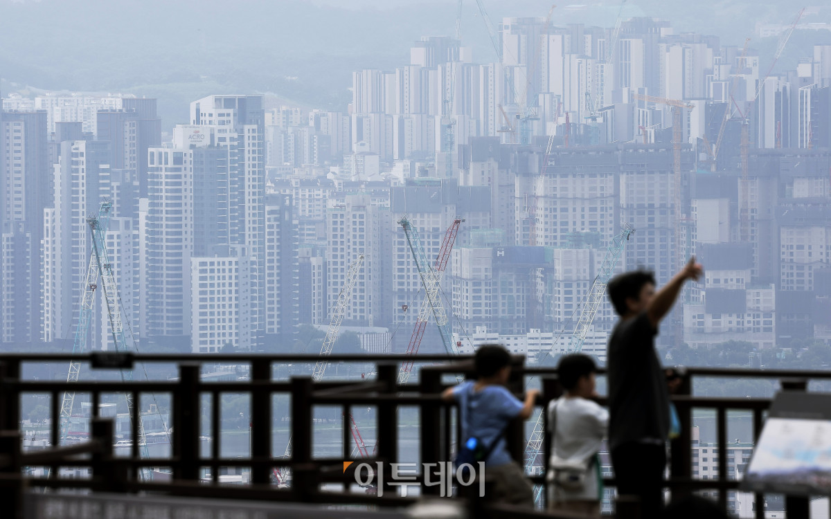 ▲정부가 이르면 이달 말 보유세 인상을 골자로 한 세제개편안을 준비중인 가운데 19일 서울 남산에서 바라본 강남 일대 아파트 단지 모습. 정부는 오는 23일 이재명 대통령 주재로 부동산 종합토론회를 열고 주택공급, 금융정책, 세제 등 국민 의견을 수렴해 정책 방향을 논의할 예정이다. 고성준 기자 joonko1@