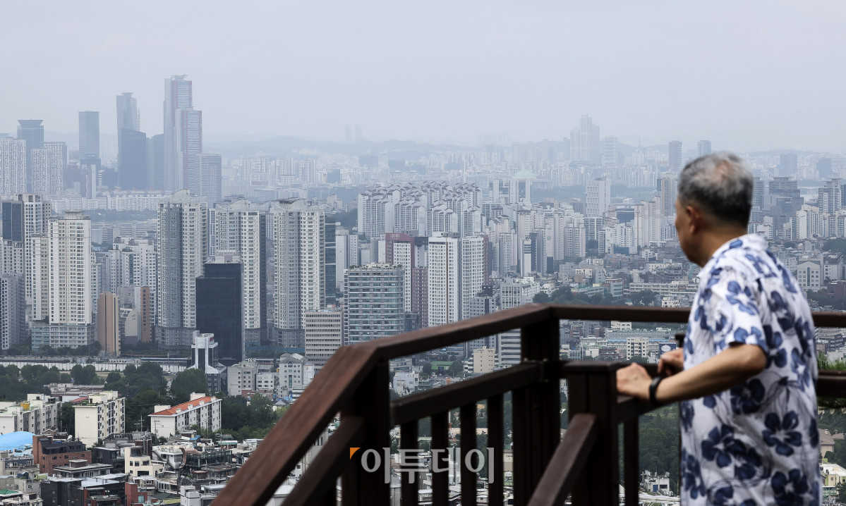 ▲정부가 이르면 이달 말 보유세 인상을 골자로 한 세제개편안을 준비중인 가운데 19일 서울 남산에서 바라본 서울 도심 일대 아파트 단지 모습. 정부는 오는 23일 이재명 대통령 주재로 부동산 종합토론회를 열고 주택공급, 금융정책, 세제 등 국민 의견을 수렴해 정책 방향을 논의할 예정이다. 고성준 기자 joonko1@