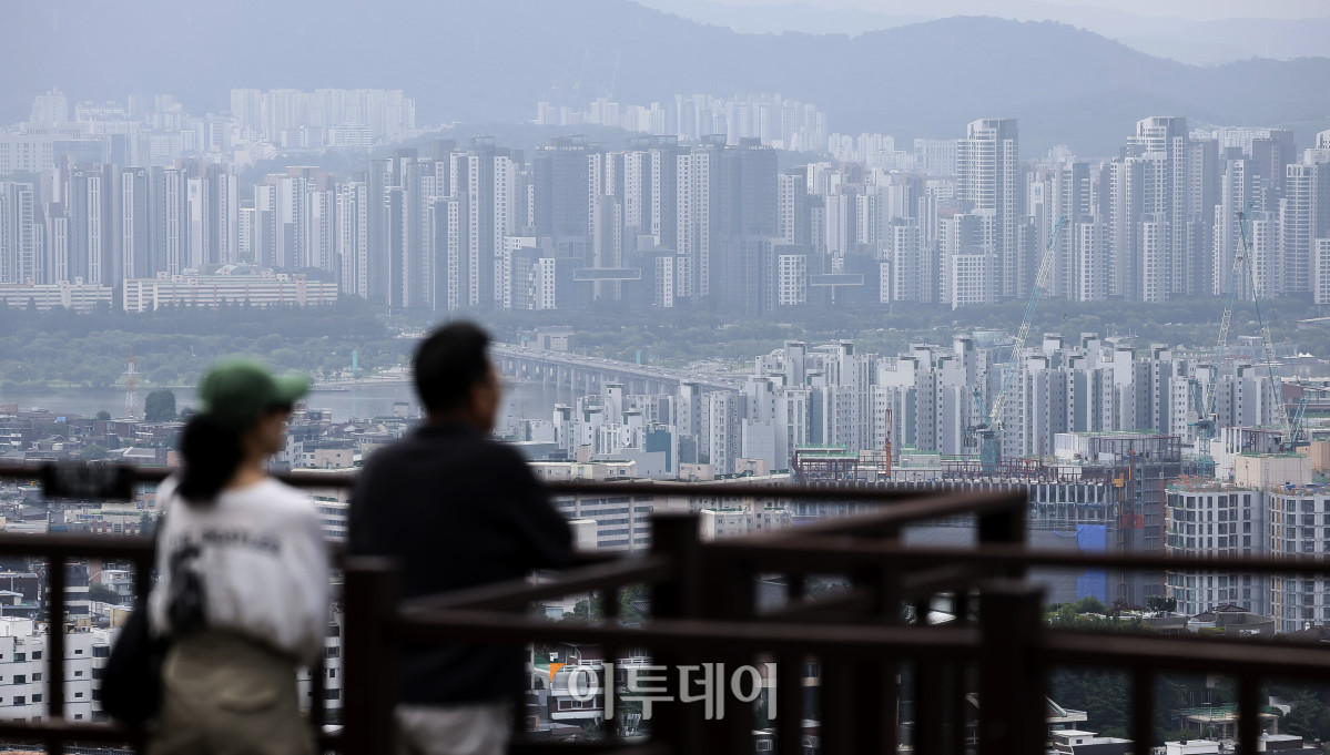 ▲정부가 이르면 이달 말 보유세 인상을 골자로 한 세제개편안을 준비중인 가운데 19일 서울 남산에서 바라본 강남 일대 아파트 단지 모습. 정부는 오는 23일 이재명 대통령 주재로 부동산 종합토론회를 열고 주택공급, 금융정책, 세제 등 국민 의견을 수렴해 정책 방향을 논의할 예정이다. 고성준 기자 joonko1@