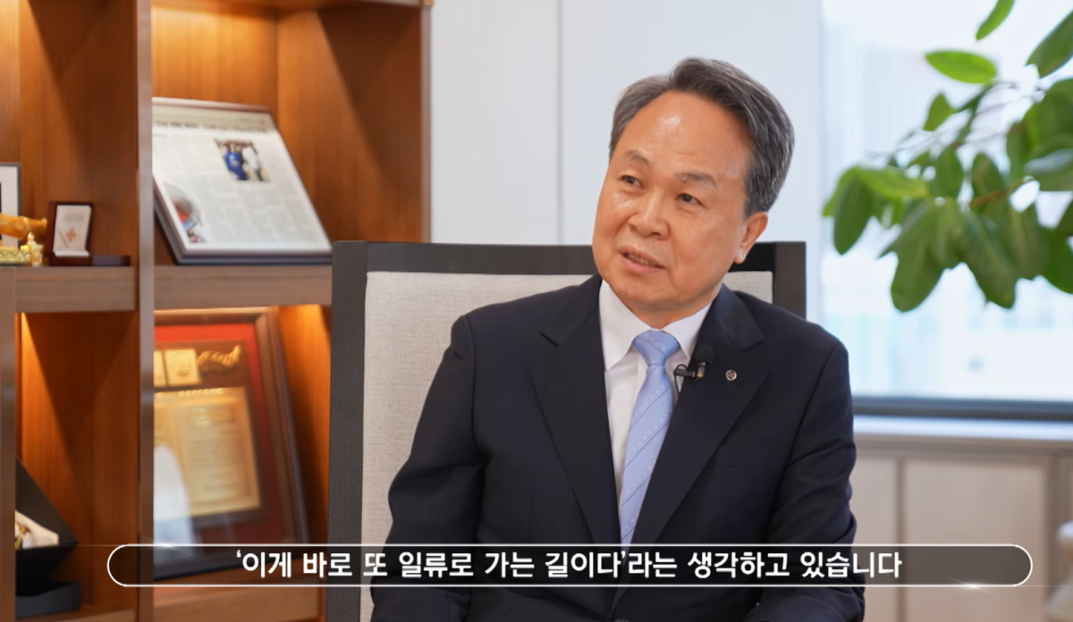 ▲진옥동 신한금융그룹 회장이 유튜브 채널 삼프로TV가 공개한 다큐멘터리 '금융보국의 꿈 3부'에 출연해 인터뷰를 하고 있다. (사진제공=삼프로TV)