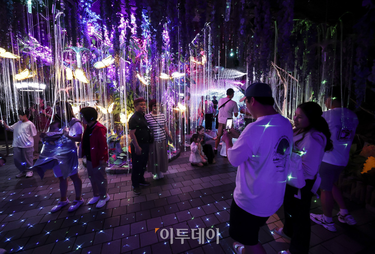 ▲장맛비가 소강상태에 접어들며 후텁지근한 날씨가 이어지고 있는 19일 경기 광명시 광명동굴을 찾은 시민들이 더위를 식히며 즐거운 시간을 보내고 있다. 이날 기상청은 정체전선이 동쪽으로 빠져나가며 기온이 올라 한낮에 습하고 무더운 날씨가 이어질 것으로 전망했다. 서울 한낮 기온은 30도 까지 오를 것으로 예보했다. 고성준 기자 joonko1@